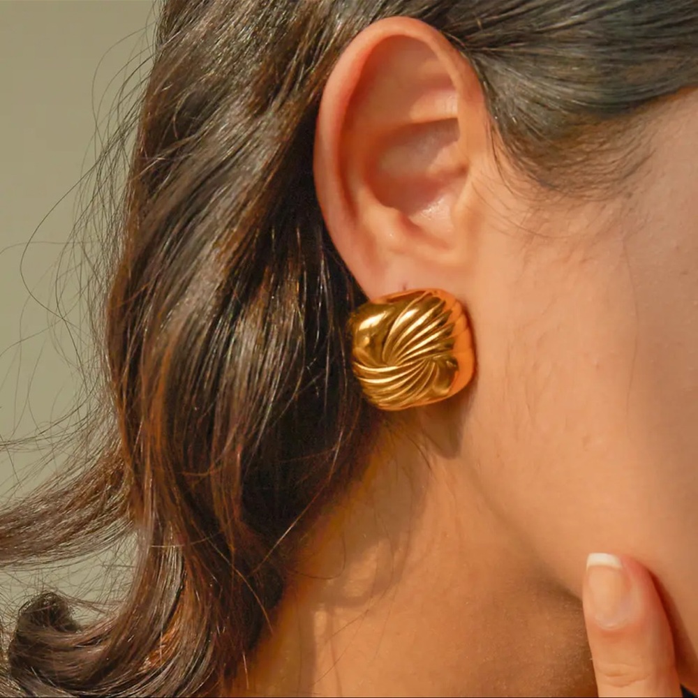 ✨🆕CLARA Gold Earrings | Stainless Steel 18K PVD Gold✨ - Picture 15 of 17